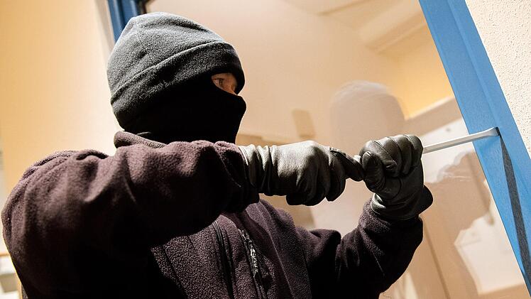 Die Einbrecher, die seit vier Wochen Garitz in Atem halten, kommen bislang immer über die Terrassentüren hinein.  Symbolfoto: Daniel Bockwoldt/dpa