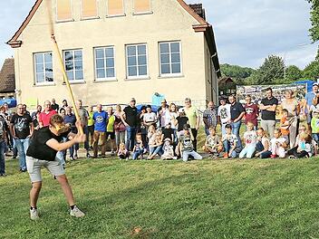 Den Dreschflegel schwangen die Kandidaten beim Hahnenschlag bei der H&uuml;hnerkerwa des Musikvereins Uetzing-Serkendorf vor den Augen des Publikums. Foto: Gerd Klemenz
