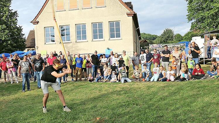 Den Dreschflegel schwangen die Kandidaten beim Hahnenschlag bei der H&uuml;hnerkerwa des Musikvereins Uetzing-Serkendorf vor den Augen des Publikums. Foto: Gerd Klemenz