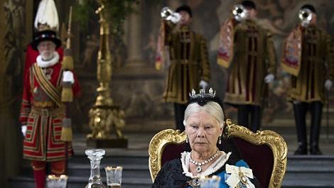 Judi Dench erweckt als gealterte Queen Victoria nicht den Eindruck, als gefalle ihr das Gala-Dinner. Szenenfoto aus dem Film "Victoria & Abdul" aus dem Jahr 2017. Foto: Historische Gesellschaft Coburg