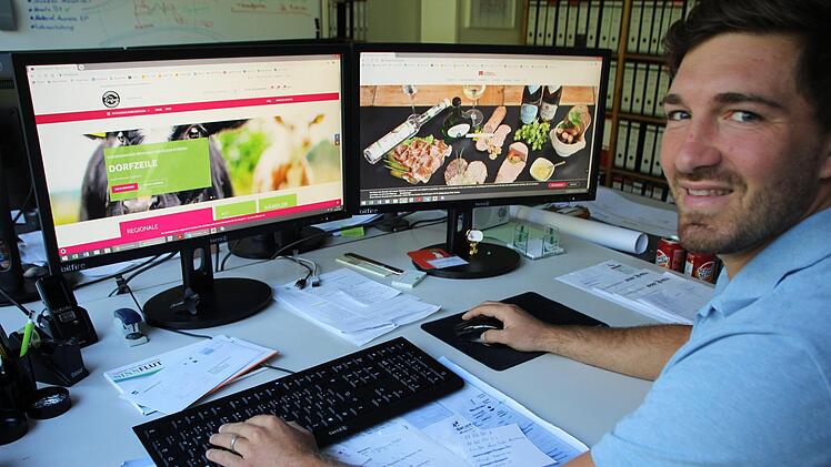 Wurstmarkt trifft auf Dorfzeile: Beim diesjährigen, virtuell stattfindenden Wurstmarkt in Ostheim, ist das Start-Up "meine Dorfzeile" für den Versand der Wurstpakete verantwortlich. Unser Bild zeigt Christian Roßmann, einen der Initiatoren der "Dorfzeile". Foto: Johannes Schlereth
