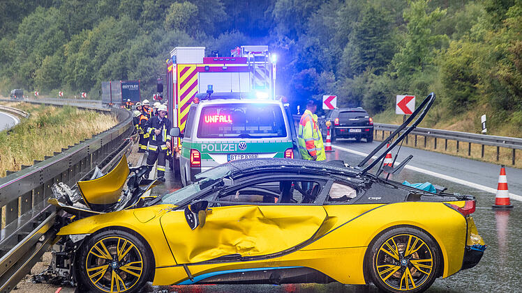 Sportwagen-Fahrer lebensgefährlich verletzt