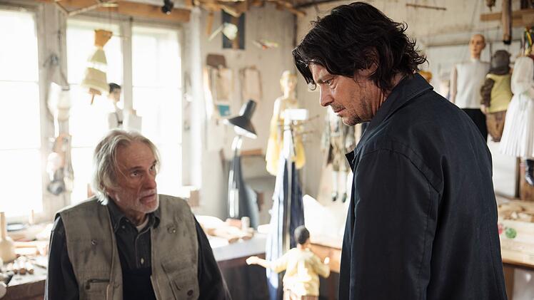 Eine Spur f&uuml;hrt den Kriminalpsychologen Thomas Meiberger (Fritz Karl, rechts) zu dem Marionettenbauer Hans Neumeier (Clemens Aap Lindenberg). Steckt er hinter den Entf&uuml;hrungen? Nein. Aber er kann einen wichtigen Hinweis liefern, der Aufwind in die Ermittlungen bringt.