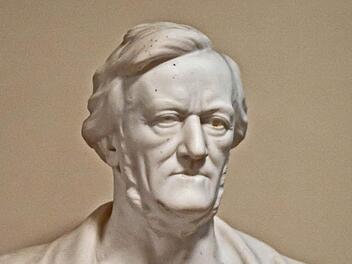 Richard Wagner wurde vor 200 Jahren geboren. Daran erinnern Konzerte und eine Operninszenierung in Coburg. Diese Büste Wagners steht im Foyer des Staatstheaters Meiningen. Foto: Jochen Berger