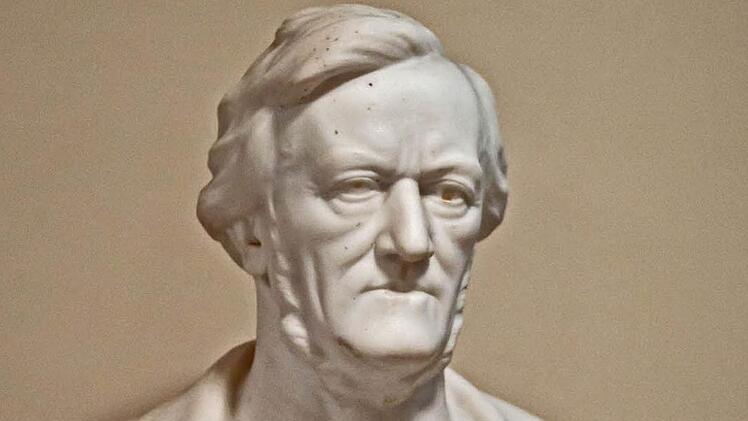 Richard Wagner wurde vor 200 Jahren geboren. Daran erinnern Konzerte und eine Operninszenierung in Coburg. Diese Büste Wagners steht im Foyer des Staatstheaters Meiningen. Foto: Jochen Berger