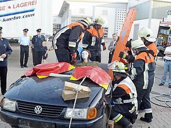 Unter kritischer Beobachtung von Kreisbrandinspektor Schuhbäck werden letzte Maßnahmen zur Personenrettung mit dem Spin-Board durchgeführt. Von links KBI Matthias Schuhbäck, Ehrenkommandant Gregor Frötsch, stellvertretender Kreisjugendwart Jörg Greser, Frank Hergenröther, Diana Gratzke, Bürgermeister Rainer Detsch, Abschnittsleiter technische Rettung Daniel Wachter, Laureen Kaim, Thomas Kaim, Gemeinderat und Kreisbrandrat Joachim Ranzenberger.