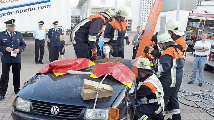 Unter kritischer Beobachtung von Kreisbrandinspektor Schuhbäck werden letzte Maßnahmen zur Personenrettung mit dem Spin-Board durchgeführt. Von links KBI Matthias Schuhbäck, Ehrenkommandant Gregor Frötsch, stellvertretender Kreisjugendwart Jörg Greser, Frank Hergenröther, Diana Gratzke, Bürgermeister Rainer Detsch, Abschnittsleiter technische Rettung Daniel Wachter, Laureen Kaim, Thomas Kaim, Gemeinderat und Kreisbrandrat Joachim Ranzenberger.