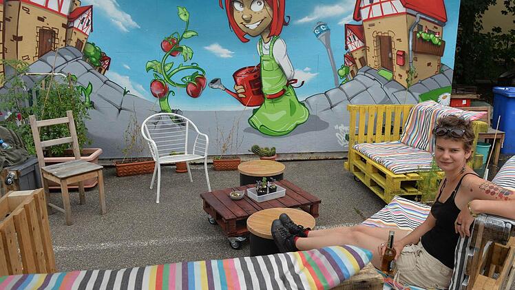 Gartensofas aus Paletten fürs Feierabendbierchen. Fotos: Ronald Rinklef