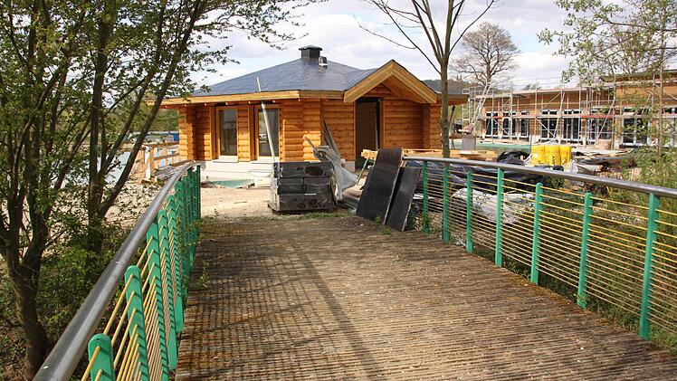 Eine Brücke führt genau auf die Seesauna zu. Das Brücklein überspannt den künstlich angelegten Bach, der ein Kneippbecken speist.