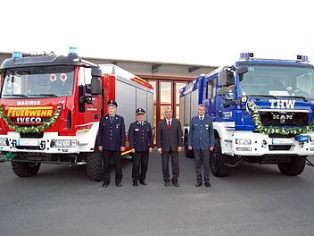 Die beiden Fahrzeuge von Feuerwehr und THW vor dem Feuerwehrhaus in Bad Staffelstein mit (von links) Kommandant Michael Ludwig, Kreisbrandrat Timm Vogler, Bürgermeister Jürgen Kohmann und THW Beauftragtem Manfred Pelkner. Foto: Andreas Welz