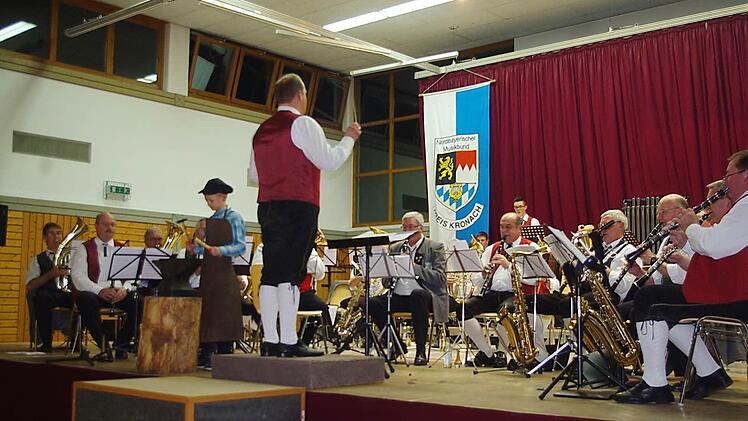 Das "Kreis-Seniorenorchester 50+" begeisterte bei seiner Premiere in Steinberg. Mit im Bild ist der elfjährige Andre Wachter vom Musikverein Friesen, der den Amboss schlug.  Foto: Heike Schülein