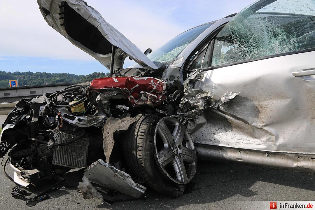 Schwerer Unfall in Kulmbach: Auto überschlägt sich auf B289