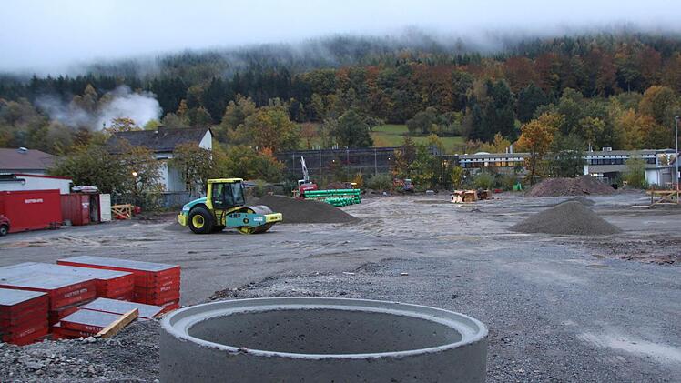 Verhältnismäßig ruhig liegt die Baustelle für den neuen Rewe-Markt da. Bauarbeiter bereiten das Gelände vor, richtig los geht's wohl erst im Frühjahr. Foto: Ulrike Müller