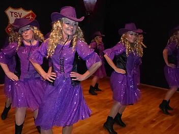 Die Gymnastikdamen des ATS Wartenfels tanzten sich unter der Leitung von Monika Geyer als Wild-Wild-West-Cowgirls in die Herzen der 200 Gäste. Fotos: Klaus-Peter Wulf