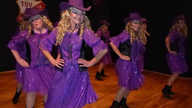 Die Gymnastikdamen des ATS Wartenfels tanzten sich unter der Leitung von Monika Geyer als Wild-Wild-West-Cowgirls in die Herzen der 200 Gäste. Fotos: Klaus-Peter Wulf