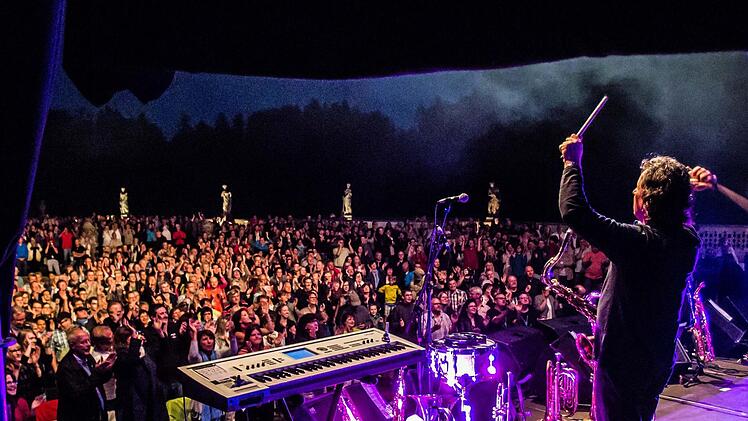 Wie Hans-Jürgen Buchner und seine Band Haindling ihr Konzert beim Tambacher Sommer zum ebenso gelungenen wie nachdenklich stimmenden Abend werden lassen.