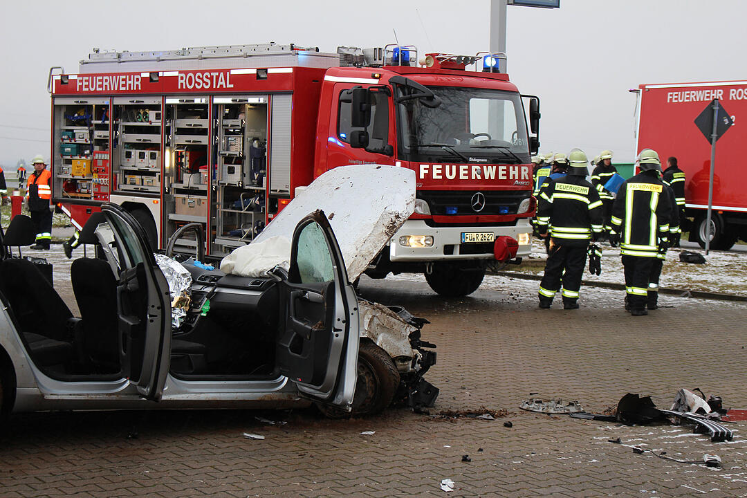 Landkreis Fürth: Auto überschlägt sich - 42-Jähriger lebensgefährlich verletzt