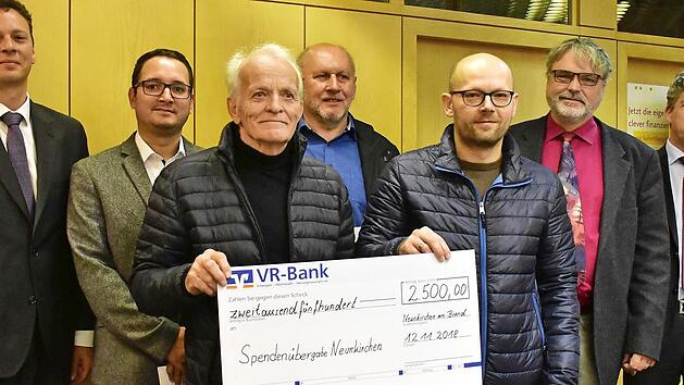 Vereine und Institutionen dürfen sich über die Spende der VR Bank Neunkirchen freuen. Foto: Petra Malbrich