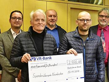 Vereine und Institutionen dürfen sich über die Spende der VR Bank Neunkirchen freuen. Foto: Petra Malbrich