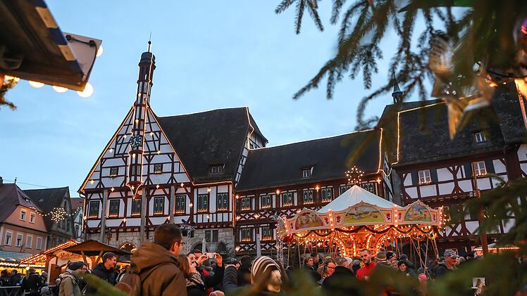 Aufgrund der geltenden Corona-Ma&szlig;nahmen musste die Stadt Forchheim den anstehenden Weihnachtsmarkt umplanen.