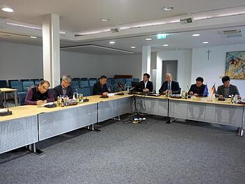 Beim Vortrag von Bürgermeister German Hacker notierten die Gäste aus Südkorea eifrig mit.  Foto: Richard Sänger