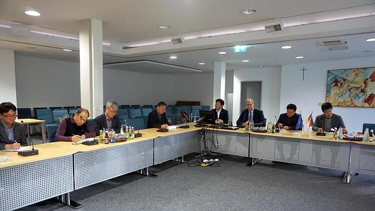 Beim Vortrag von Bürgermeister German Hacker notierten die Gäste aus Südkorea eifrig mit.  Foto: Richard Sänger