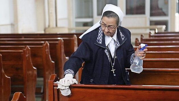 Auch f&uuml;r Gottesdienste gibt es aufgrund des Coronavirus viele Absagen und Sonderregelungen. Foto: Camila Diaz/colprensa/dpa