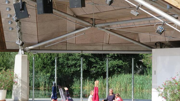 Die Übungsstunde fand erstmals direkt auf der Seebühne statt - das Gras im Kurpark war schlechtweg zu nass.