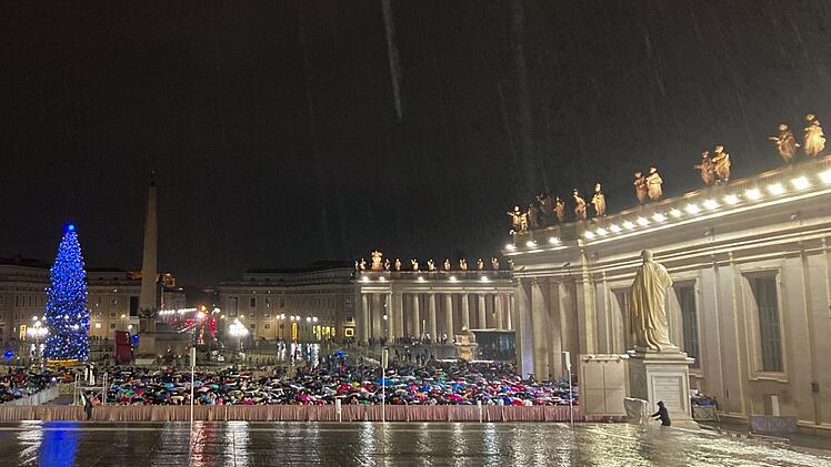 Erste Weihnachtsmette mit Papst Leo XIV.