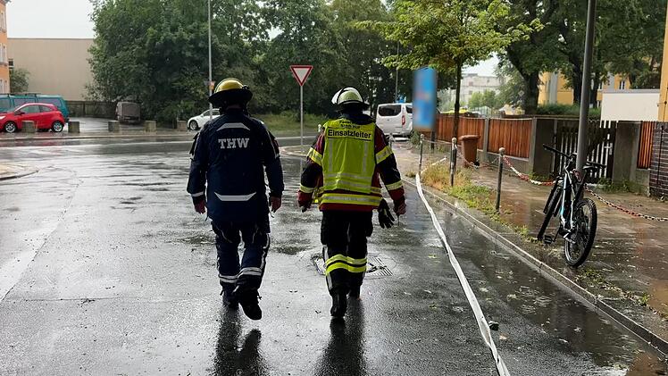 Starkregen in Hof: Feuerwehr r&uuml;ckt zu zahlreichen Unwetter-Eins&auml;tzen aus
