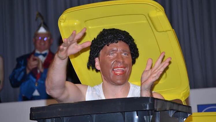 Arne Müller hat den "Mülltonnen-Blues", aber sonst geht es ihm ganz gut. Foto: Gabi Bertram