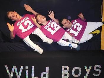 Christian Eisen, Nikolas Zenk und Marcel Zöbelein (v. l.) albern bei der Kinderprunksitzung in Veitshöchheim. Am Sonntag ist der Auftritt der "Wild Boys" im Bayerischen Fernsehen zu sehen. Foto: privat