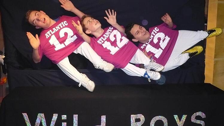 Christian Eisen, Nikolas Zenk und Marcel Zöbelein (v. l.) albern bei der Kinderprunksitzung in Veitshöchheim. Am Sonntag ist der Auftritt der "Wild Boys" im Bayerischen Fernsehen zu sehen. Foto: privat