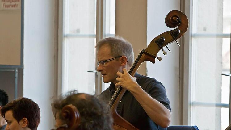 Dietmar Engels am Kontrabass