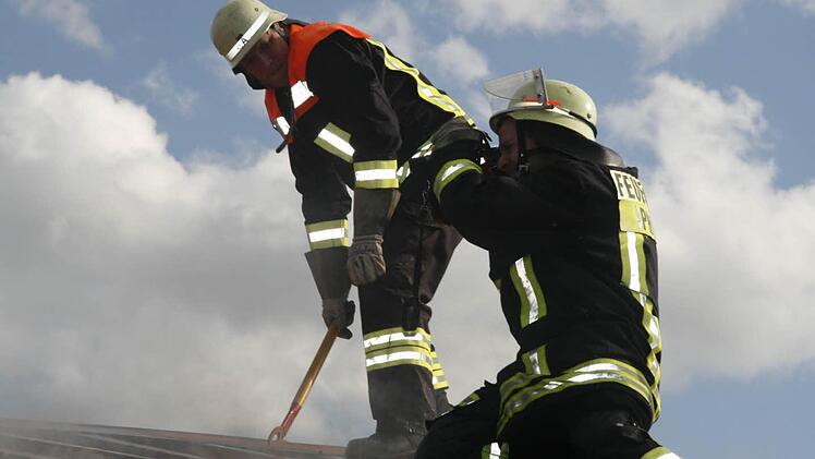 Die Feuerwehrleute deckten Teile des Dachs ab. Foto: G. Bauer