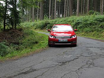 Holprig und schmal ist der Weg zwischen Judenbach und Schauberg für Autofahrer. Fotos: Corinna Igler
