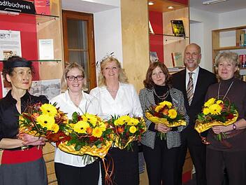 Blumen für das Bücherei-Team (von links): Ginetta Barsalini, Gabriele Reichert (Leiterin), Heidemarie Eberhard, Birgit Merkl, Oberbürgermeister Kay Blankenburg und Karin Schlereth. Foto: Klaus Werner