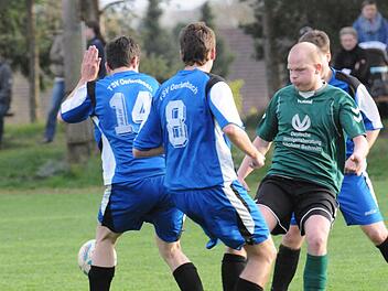 Ausgebremst: Weichtungens Goalgetter Stefan Denner wird gestoppt von den Oerlenbachern (Daniel Heim (links) und Jochen Brand. Foto: ssp