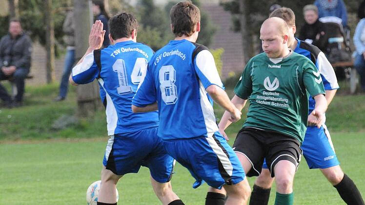 Ausgebremst: Weichtungens Goalgetter Stefan Denner wird gestoppt von den Oerlenbachern (Daniel Heim (links) und Jochen Brand. Foto: ssp