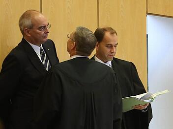 Burkhard Spachmann (links) mit seinen Verteidigern Eckart Staritz (Mitte) und Thomas Bittorf. Foto: Barbara Herbst