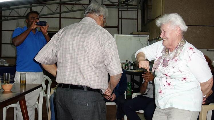 Gunda Fischer genoss die Lebensfreude der Inder, ließ sich von ihnen anstecken und tanzte mit den Einheimischen. Foto: privat