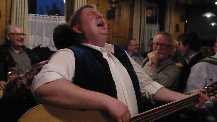 A echte Gaudi: das Wirtshaussingen in Ebersdorf bei Coburg. Foto: Berthold Köhler