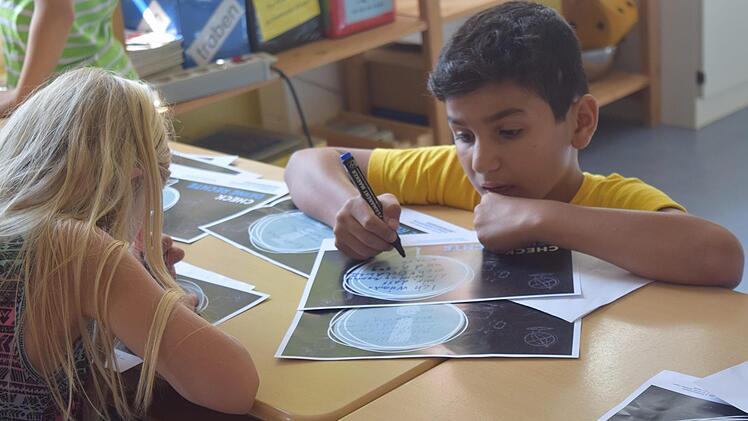 Auf Sprechblasen haben die Kinder ihre Gedanken und Wünsche zu den Menschenrechten geschrieben  -  in Berlin stellen sie die dann vor. Foto: Daniela Pondelicek