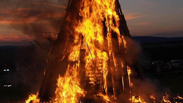 Alter Brauch, sch&ouml;ner Brauch: Am kommenden Wochenende werden im gesamten Landkreis wieder die   Sonnwendfeuer entz&uuml;ndet.Fot: Archiv/Almut Koch