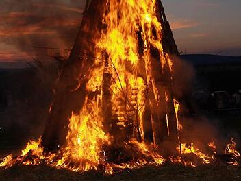 Alter Brauch, schöner Brauch: Am kommenden Wochenende werden im gesamten Landkreis wieder die   Sonnwendfeuer entzündet.Fot: Archiv/Almut Koch