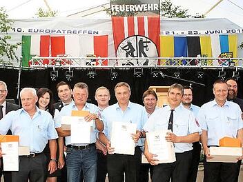 Zahlreiche Kameraden wurden f&uuml;r langj&auml;hrige Dienstzeit geehrt. In den Stand des Ehrenkommandanten wurde Uwe Dorsch (Vierter von rechts) erhoben. Elf Jahre lang war Dorsch Kommandant der Obersdorfer Wehr. Fotos: Werner Hauber