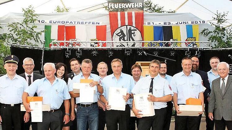 Zahlreiche Kameraden wurden f&uuml;r langj&auml;hrige Dienstzeit geehrt. In den Stand des Ehrenkommandanten wurde Uwe Dorsch (Vierter von rechts) erhoben. Elf Jahre lang war Dorsch Kommandant der Obersdorfer Wehr. Fotos: Werner Hauber