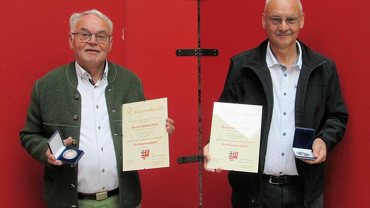 Günter Zink (links) und Rainer Kuhn (rechts) kommen gemeinsam auf 60 Gemeinderatsjahre. Für ihr Engagement dürfen sie sich mit der Bürgermedaille schmücken.