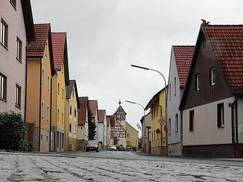 Die Hauptstraße ist ein Teil des Untersuchungsgebietes (siehe Karte im zweiten Bild), das zum Sanierungsgebiet werden soll.