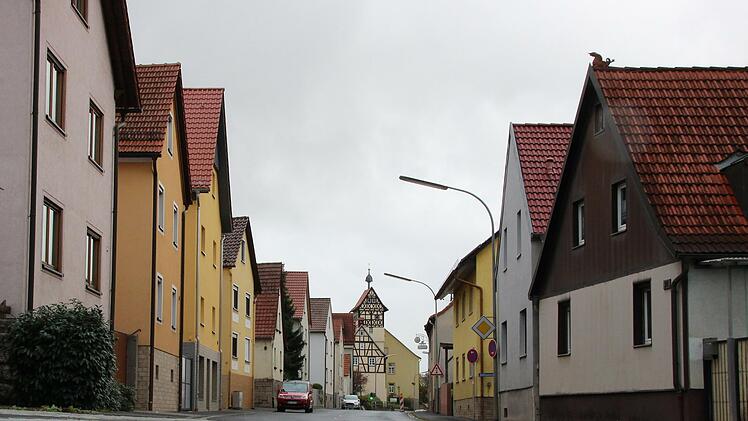 Die Hauptstraße ist ein Teil des Untersuchungsgebietes (siehe Karte im zweiten Bild), das zum Sanierungsgebiet werden soll.
